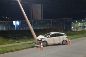 Motorista perde consciência e colide com poste na avenida Cristina Gazire, em Itabira