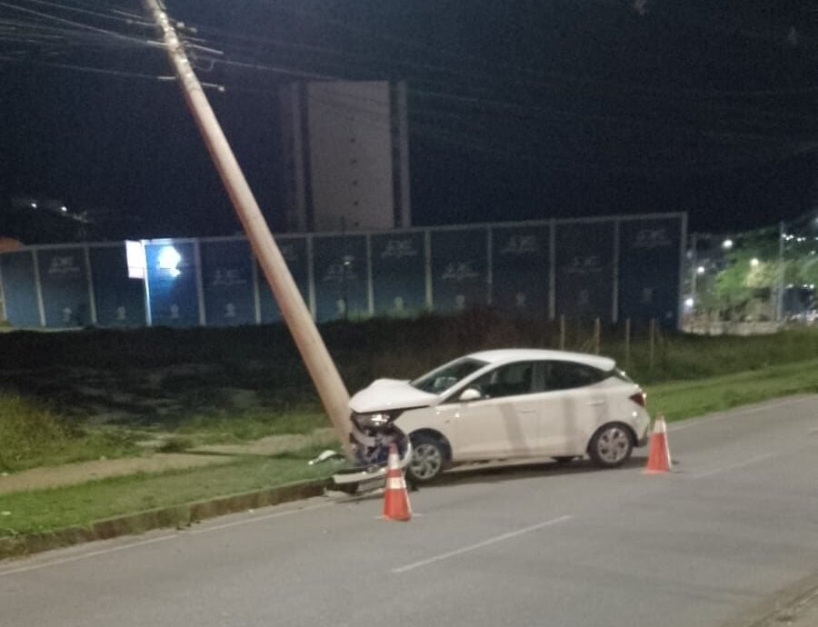 Motorista perde consciência e colide com poste na avenida Cristina Gazire, em Itabira