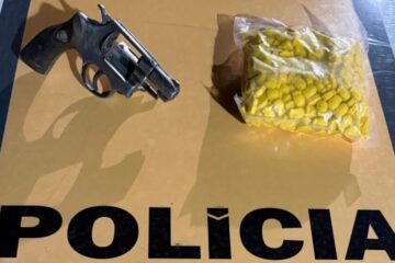 Jovem é preso com 500 comprimidos de ecstasy e arma com numeração raspada em ônibus na região de Santa Maria de Itabira