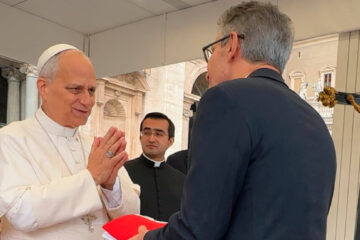 Papa abençoa Minas Gerais diante da bandeira do Estado em encontro com Zema