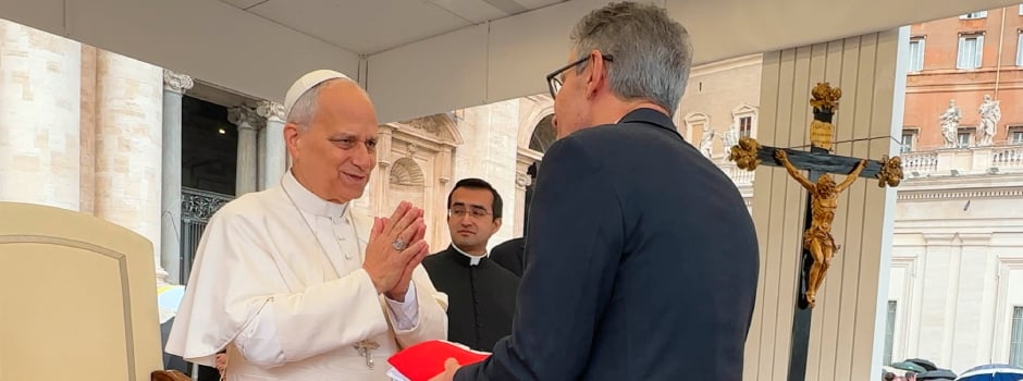 Papa abençoa Minas Gerais diante da bandeira do Estado em encontro com Zema