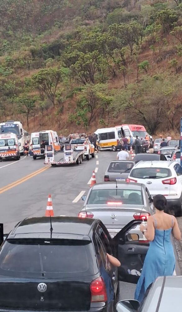 Acidente deixa quatro feridos e interdita BR-381, em Caeté