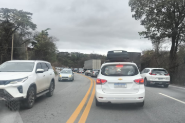 Acidente entre carreta e moto causa lentidão na BR-381