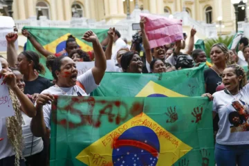 Moradores do Alemão e Penha protestam no Palácio Guanabara contra operação policial com mais de 100 mortos