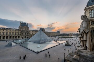 Museu do Louvre fecha após invasão e roubo de joias