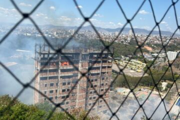 Incêndio atinge prédio abandonado e área de vegetação na região da Pampulha, em Belo Horizonte