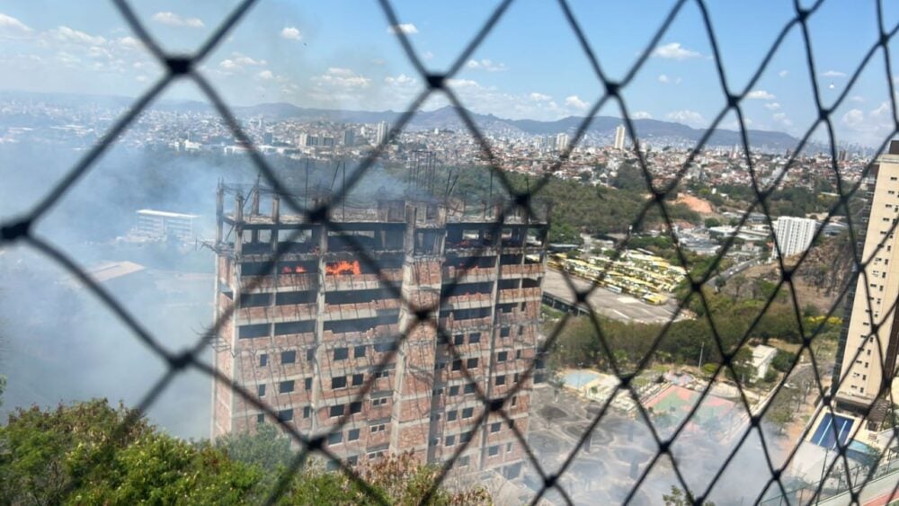 Incêndio atinge prédio abandonado e área de vegetação na região da Pampulha, em Belo Horizonte