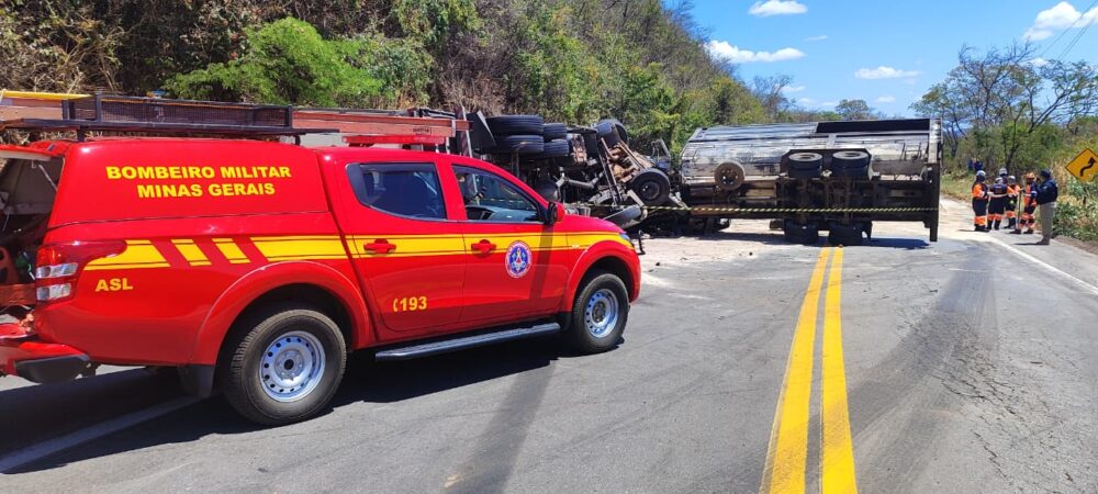 Trânsito é liberado na BR-381 após acidente com dois caminhões e um carro em Sabará