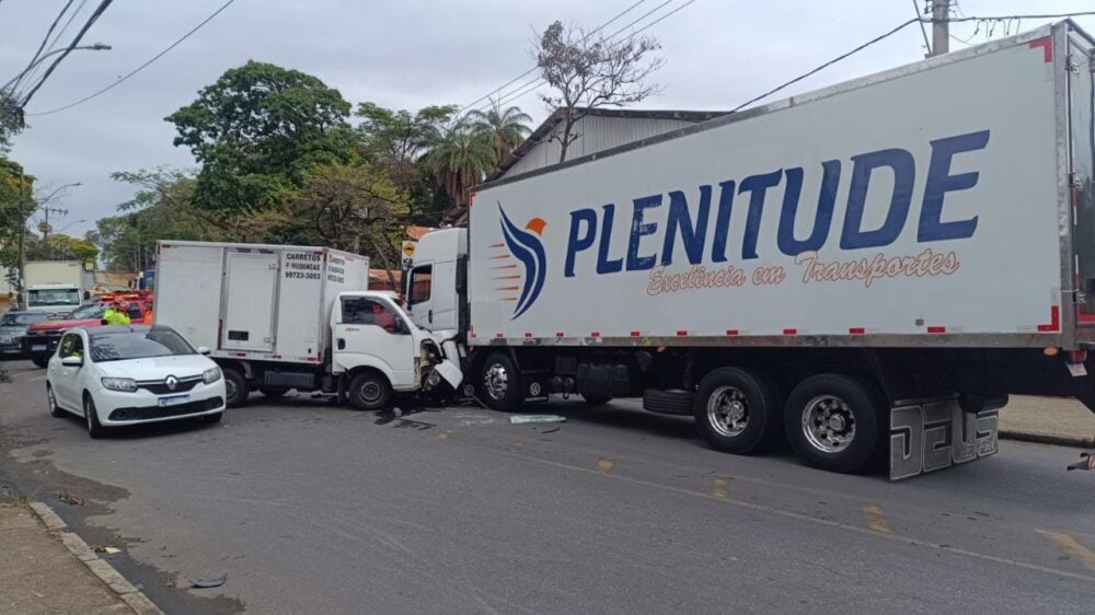 BH: motorista fica preso às ferragens após colisão entre carretas e carro na Pampulha