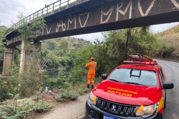 Bombeiros continuam buscas por homem que caiu no Ribeirão Arrudas após acidente de moto em BH