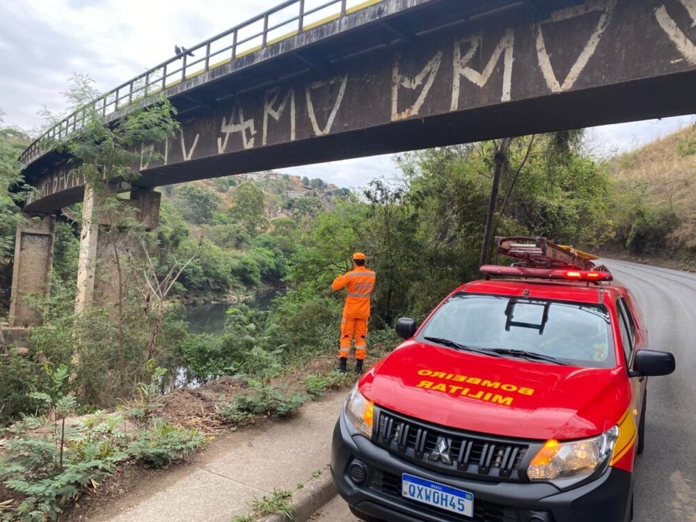 Bombeiros continuam buscas por homem que caiu no Ribeirão Arrudas após acidente de moto em BH
