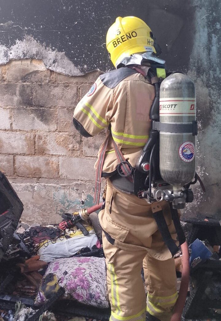 Incêndio em residência deixa quatro pessoas feridas em Minas Gerais