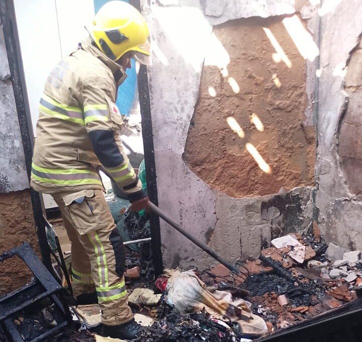Incêndio em residência deixa quatro pessoas feridas em Minas Gerais