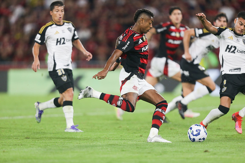 Após derrota na Sul-Americana, Atlético busca reação imediata e tenta impedir coro de “campeão” do Flamengo na Arena MRV