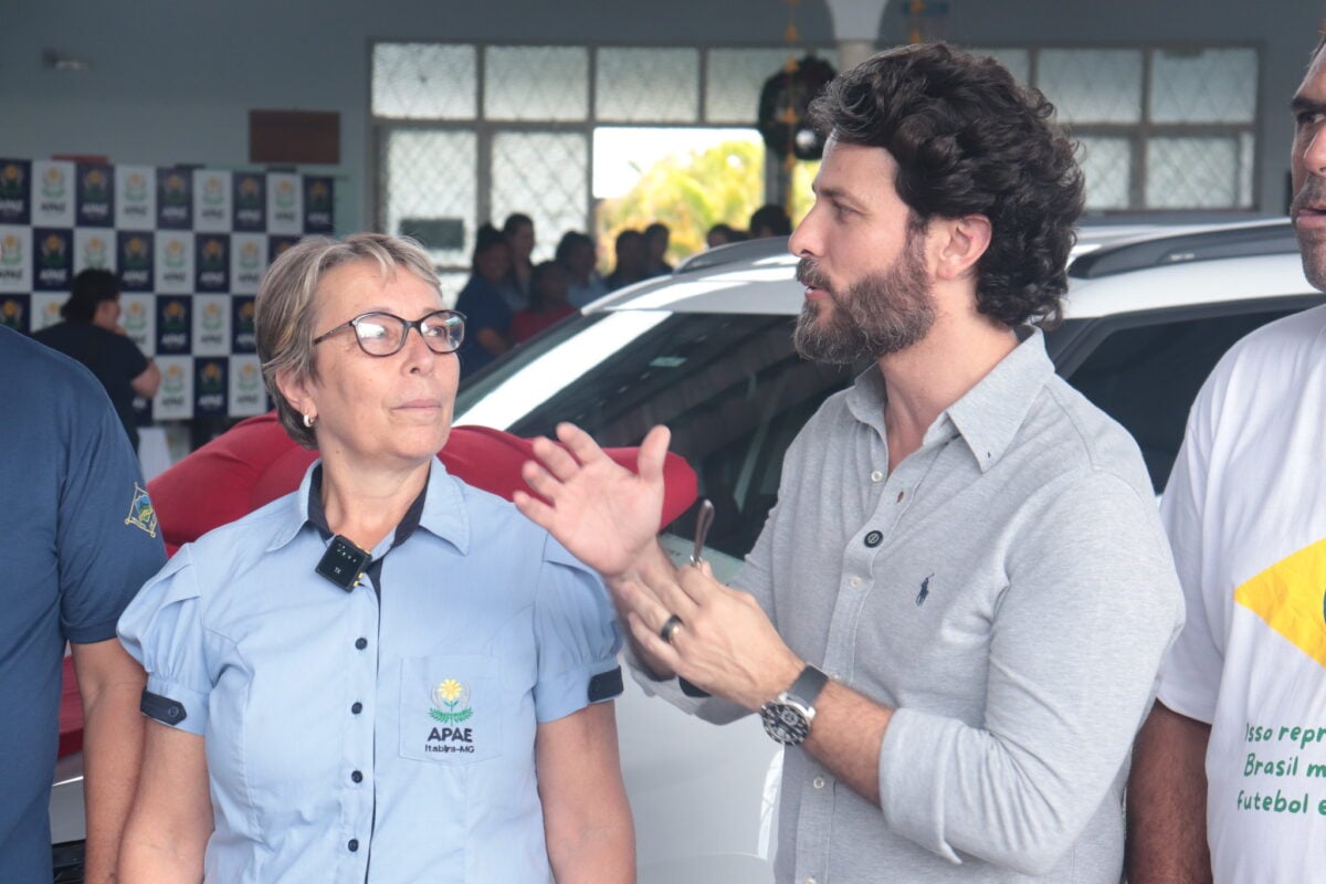 Marcelo Aro entrega veículo e anuncia que Estado implantará sala multissensorial na Apae Itabira