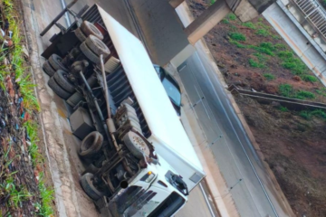 Acidente com caminhão interdita trecho da BR-381 em Caeté