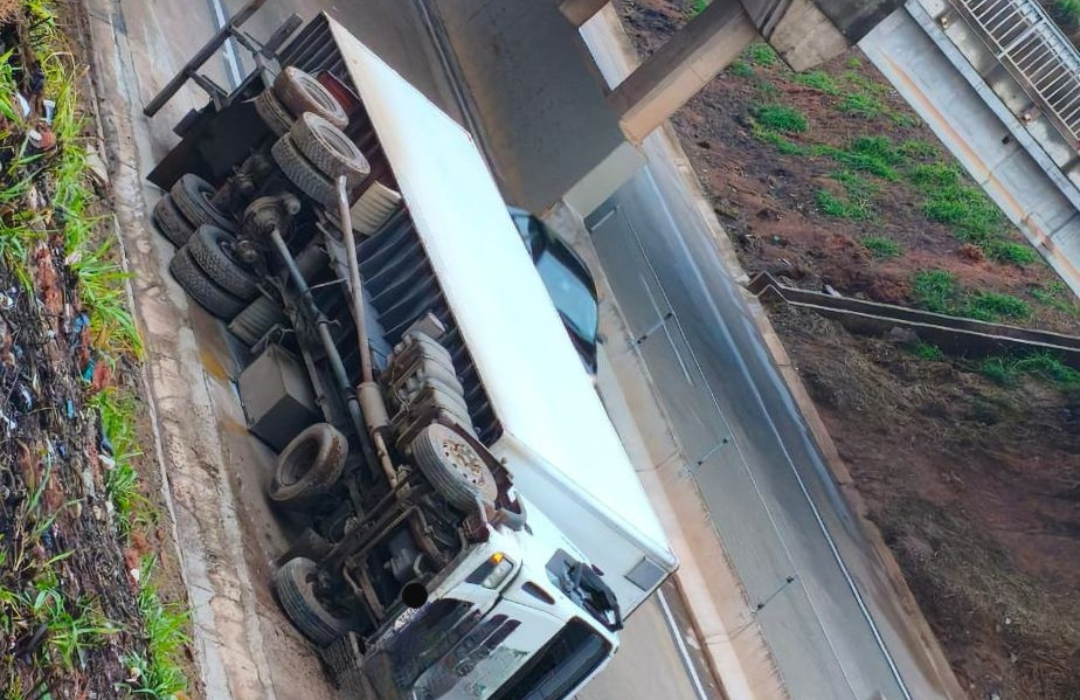 Acidente com caminhão interdita trecho da BR-381 em Caeté