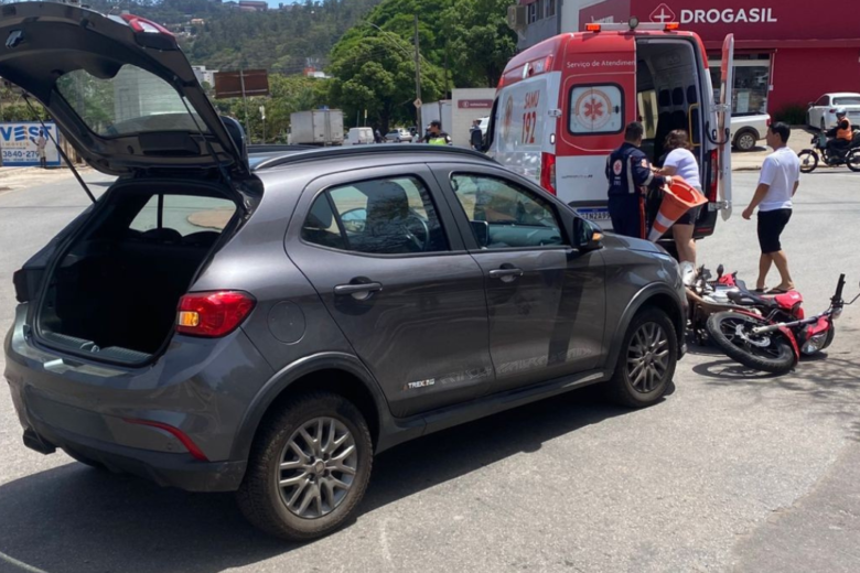 Acidente entre carro e moto no bairro Esplanada deixa motociclista ferido em Itabira