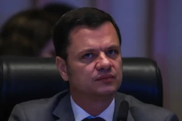 Ex-ministro Anderson Torres chora na prisão e pergunta pela família