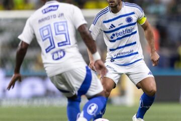 Com Mineirão lotado, Cruzeiro encara o Vitória pelo Brasileirão; Rádio Caraça transmite
