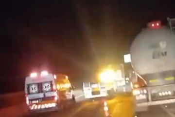 Colisão entre caminhões na BR-381 destrói veículo, mas motoristas saem ilesos