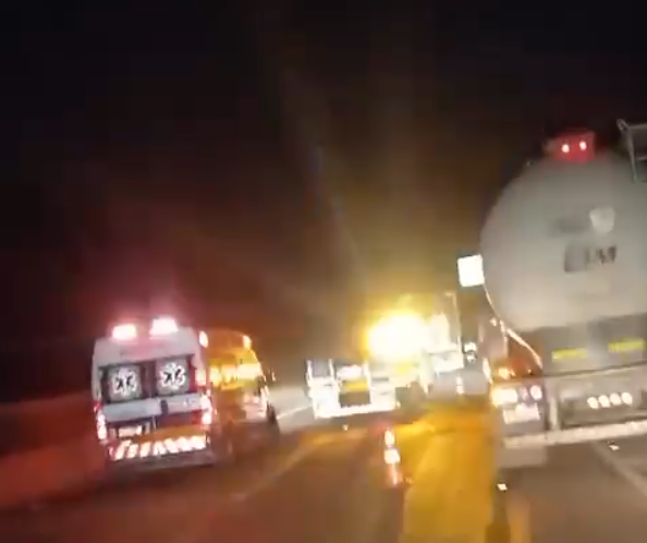 Colisão entre caminhões na BR-381 destrói veículo, mas motoristas saem ilesos