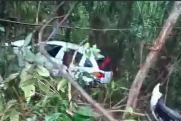 Motorista perde controle na LMG-779, carro cai em ribanceira e deixa jovem ferida