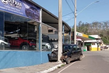 Carro é encontrado destruído após bater em poste no Alto Pereira; caso segue em investigação