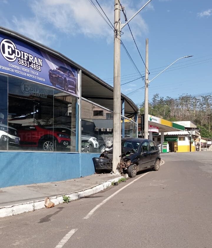 Carro é encontrado destruído após bater em poste no Alto Pereira; caso segue em investigação