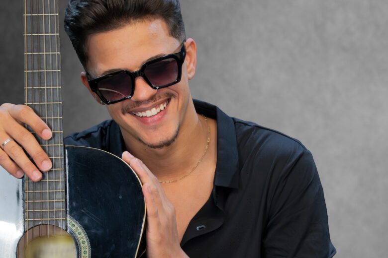 Cantor itabirano, Kayke Andley, grava EP sertanejo “Pé na Estrada”
