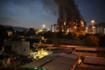 Incêndio de grandes proporções deixa ao menos 13 mortos em complexo residencial de Hong Kong