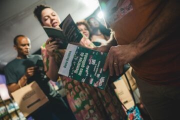 Itabirana Dona Rosinha supera grandes nomes da literatura e lidera vendas no Flitabira 2025