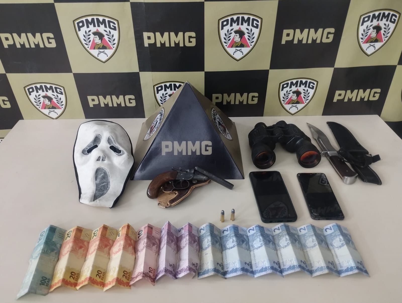 Em João Monlevade, homem é preso com garrucha, faca e máscara