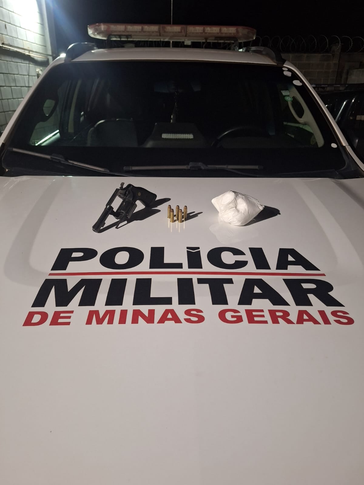 Polícia Militar prende suspeito de roubo e apreende arma e drogas em Itabira