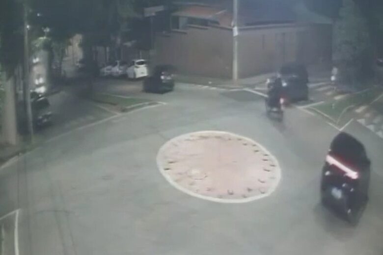 Acidente entre carro e moto é registrado na rotatória da avenida Ipiranga, em Itabira