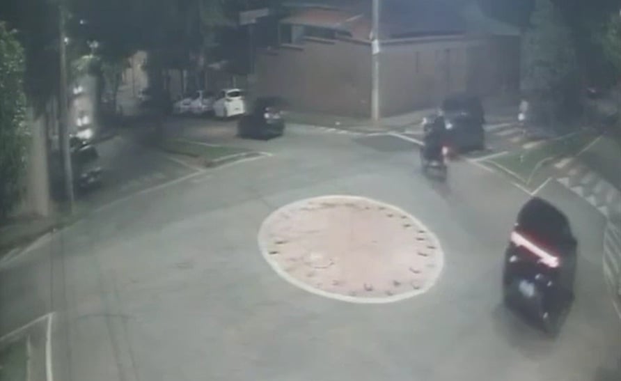 Acidente entre carro e moto é registrado na rotatória da avenida Ipiranga, em Itabira