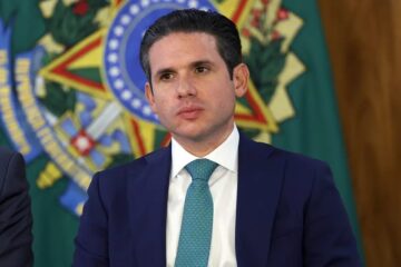 Após fuga de Ramagem, Motta proíbe deputados de votarem do exterior