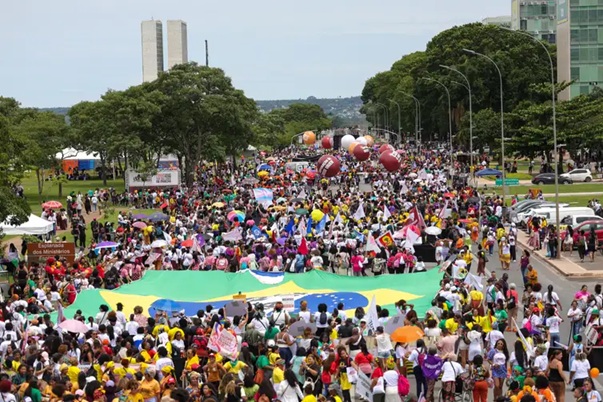 Com cerca de 500 mil pessoas, Marcha das Mulheres Negras toma Brasília