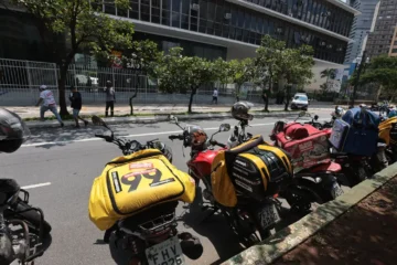 Comissão aprova regras para municípios regularem serviços de táxi e transporte por aplicativo