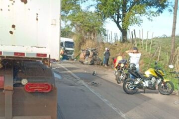 Batida entre carro e carreta deixa uma pessoa morta e causa lentidão nos dois sentidos da BR-381