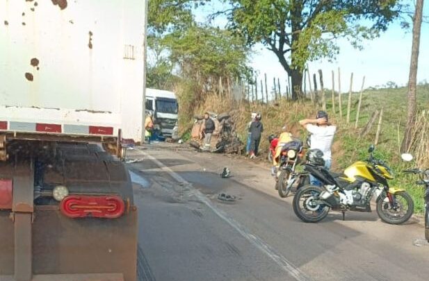 Batida entre carro e carreta deixa uma pessoa morta e causa lentidão nos dois sentidos da BR-381