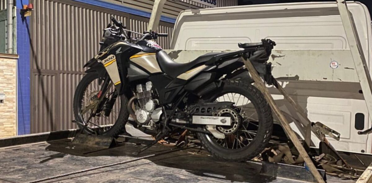 Motociclista que fazia “grau” em Itabira é preso e moto irregular é apreendida no Madre Maria de Jesus