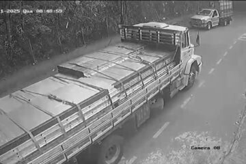 Caminhão invade via de mão única e atinge motociclista em Itabira