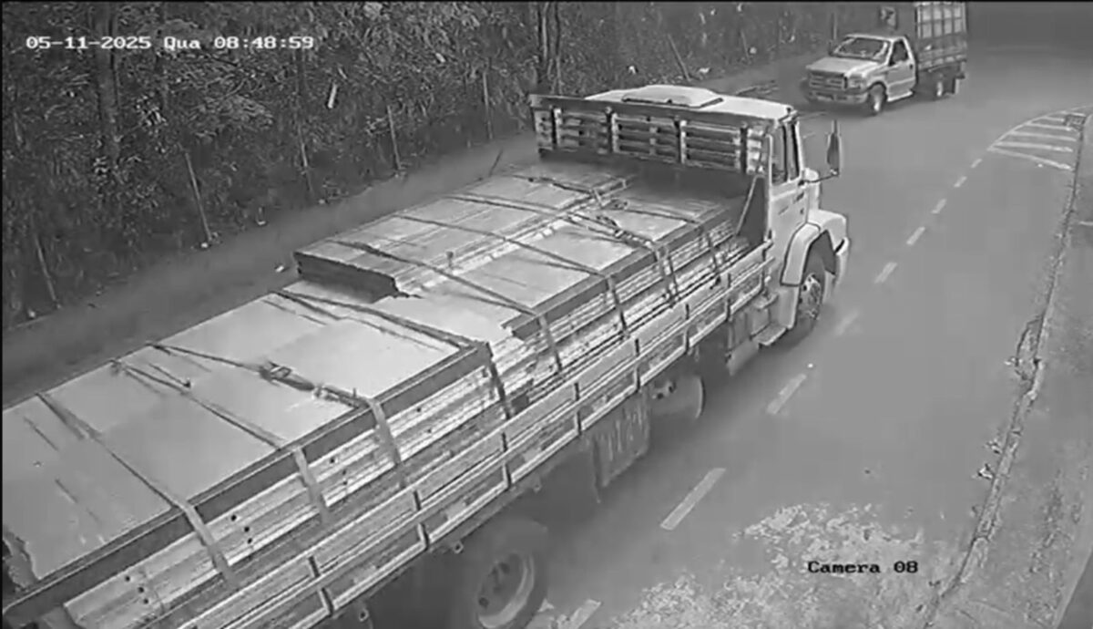 Caminhão invade via de mão única e atinge motociclista em Itabira