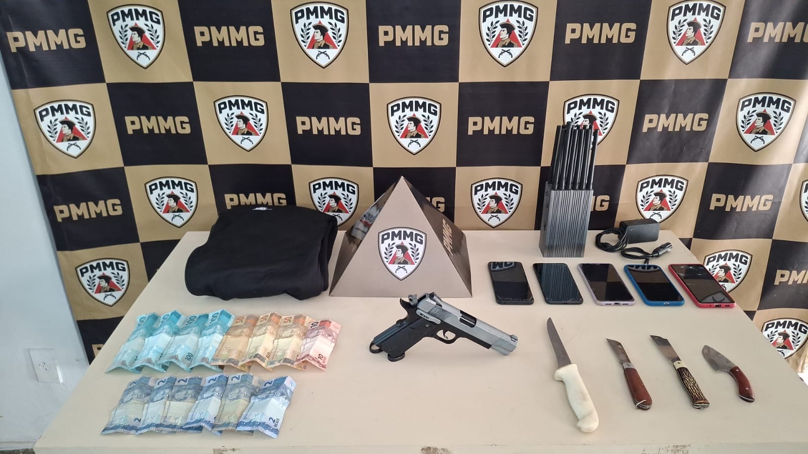 Polícia Militar prende cinco suspeitos e recupera veículos roubados em João Monlevade