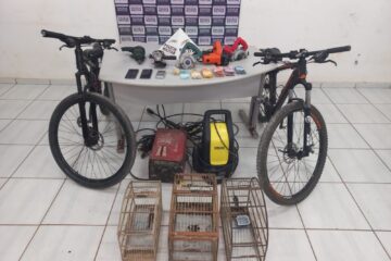 Polícia apreende drogas, dinheiro e objetos suspeitos em casa alvo de denúncias em Itabira