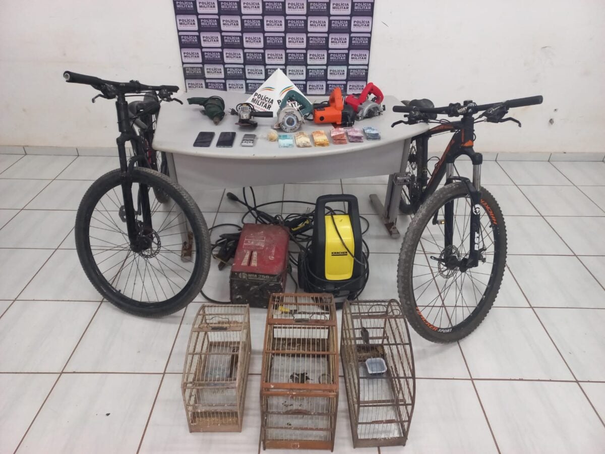 Polícia apreende drogas, dinheiro e objetos suspeitos em casa alvo de denúncias em Itabira