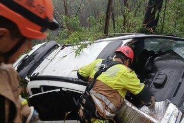 Carro despenca de barranco na MGC-262 entre Sabará e Caeté; motorista é resgatado com dores nas costas