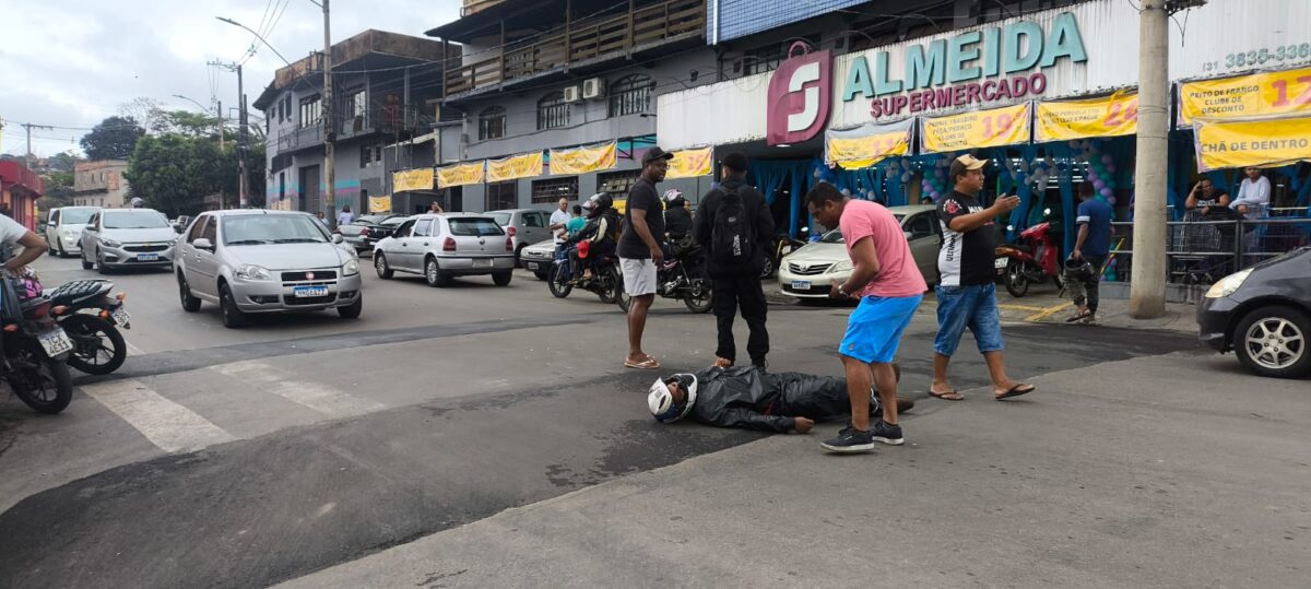 Moto x moto: acidente com motociclistas deixa trânsito lento no bairro João XXIII, em Itabira