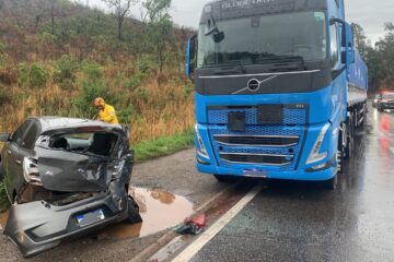Carro roda na pista e colide contra carreta na BR-381